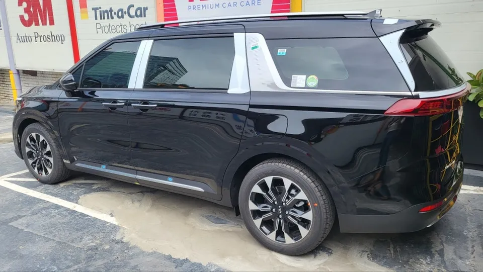 Kia Carnivalのカーフィルム施工事例 施工写真 6