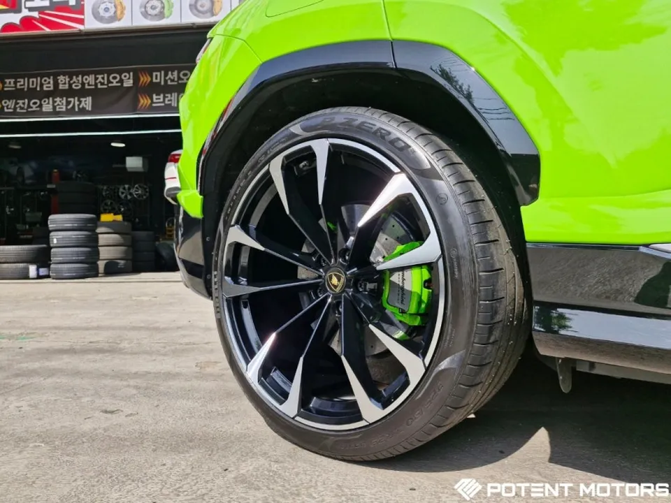 Lamborghini Urusのホイールリペア・塗装事例 施工写真 1-3