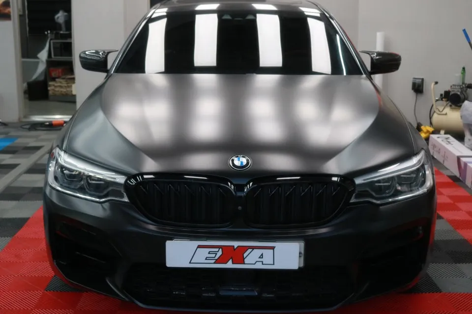BMW 5 Seriesのカーラッピング事例｜サテンブラックの高級感 施工写真 1-3