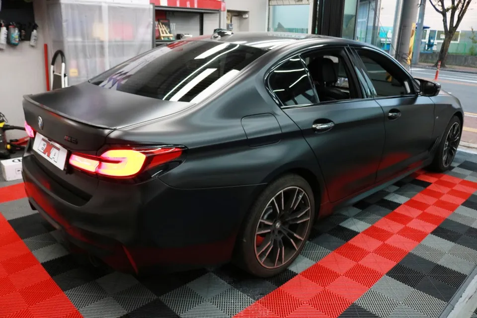 BMW 5 Seriesのカーラッピング事例｜サテンブラックの高級感 施工写真 2-3