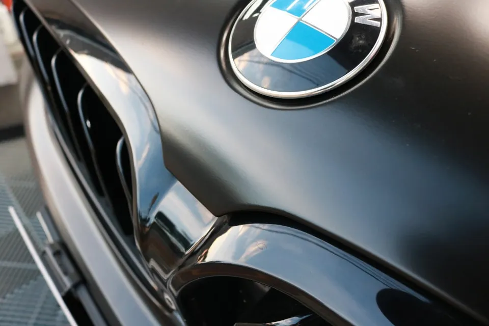BMW 5 Seriesのカーラッピング事例｜サテンブラックの高級感 施工写真 3-3