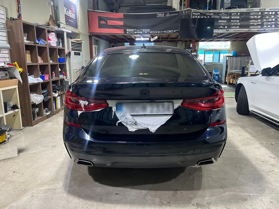 BMW 6 Series GT vinyl wrap - BMW 6 Series GT Vinyl Wrap Review: Satin Silver Metallic photo 4