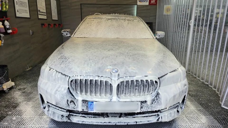 BMW 5 Series G30のガラスコーティング事例|費用目安・仕上がり 施工写真 1-2