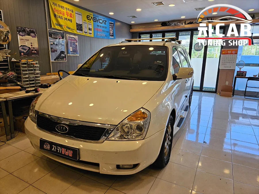 Kia CarnivalのAndroid Auto・CarPlay取付事例 施工写真 2
