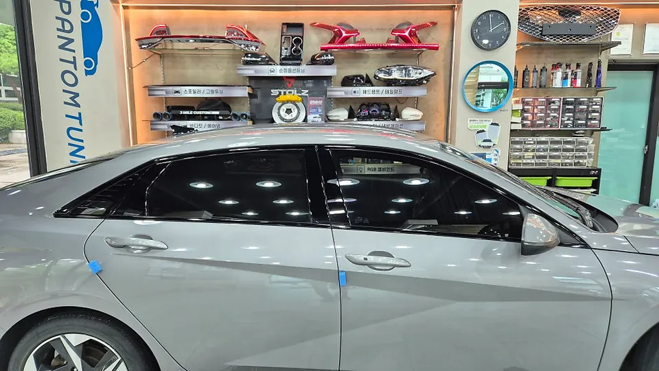 Hyundai Elantra CN7のカーラッピング事例|高級感アップ 施工写真 2-1