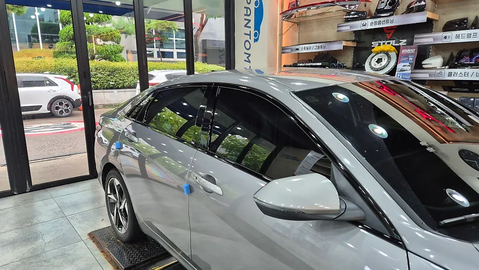 Hyundai Elantra CN7のカーラッピング事例|高級感アップ 施工写真 3-1