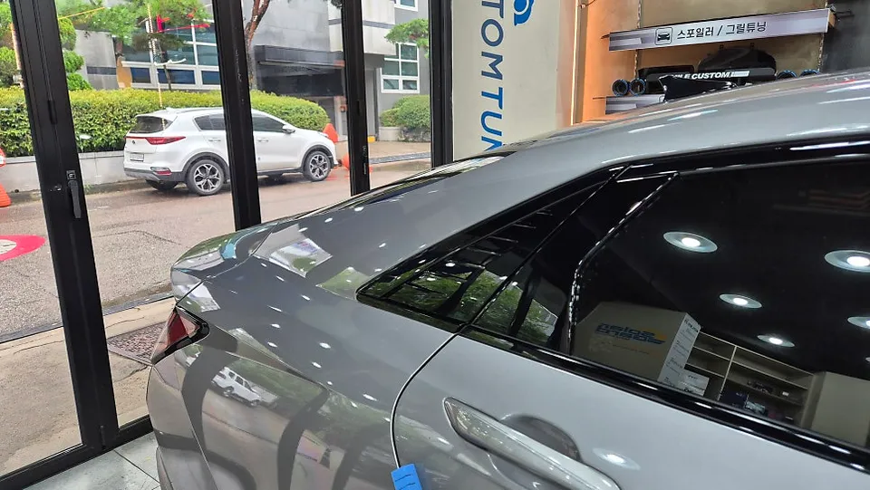 Hyundai Elantra CN7のカーラッピング事例|高級感アップ 施工写真 1-2