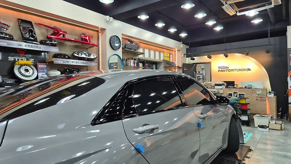 Hyundai Elantra CN7のカーラッピング事例|高級感アップ 施工写真 2-2