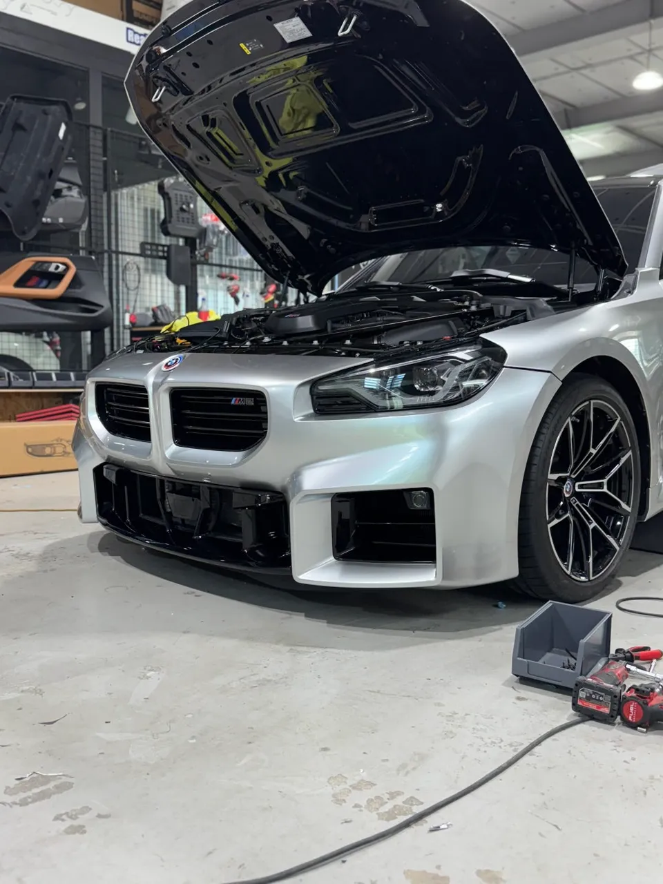 BMW M2のカーラッピング事例｜セイントシルバーの高級感 施工写真 2-2