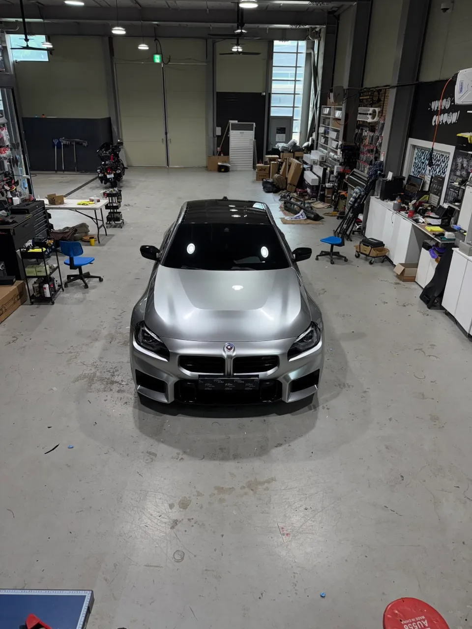BMW M2のカーラッピング事例｜セイントシルバーの高級感 施工写真 1-3