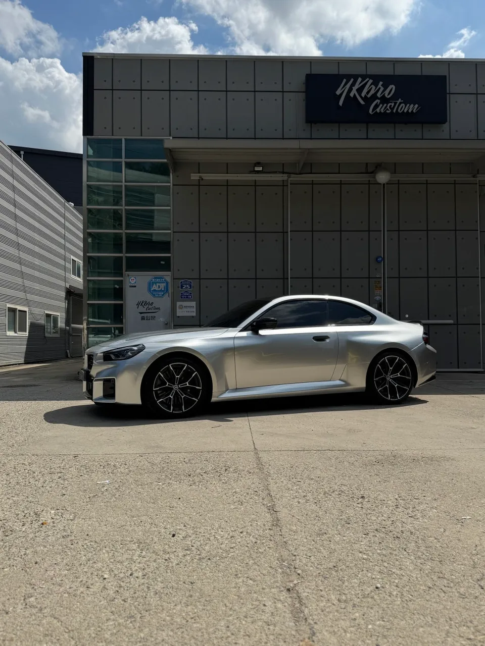 BMW M2のカーラッピング事例｜セイントシルバーの高級感 施工写真 2-3