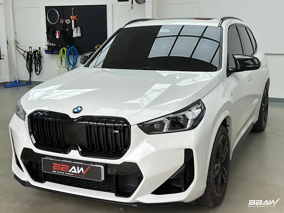 BMW X1のカーラッピング事例|費用目安と仕上がり 施工写真 1-3