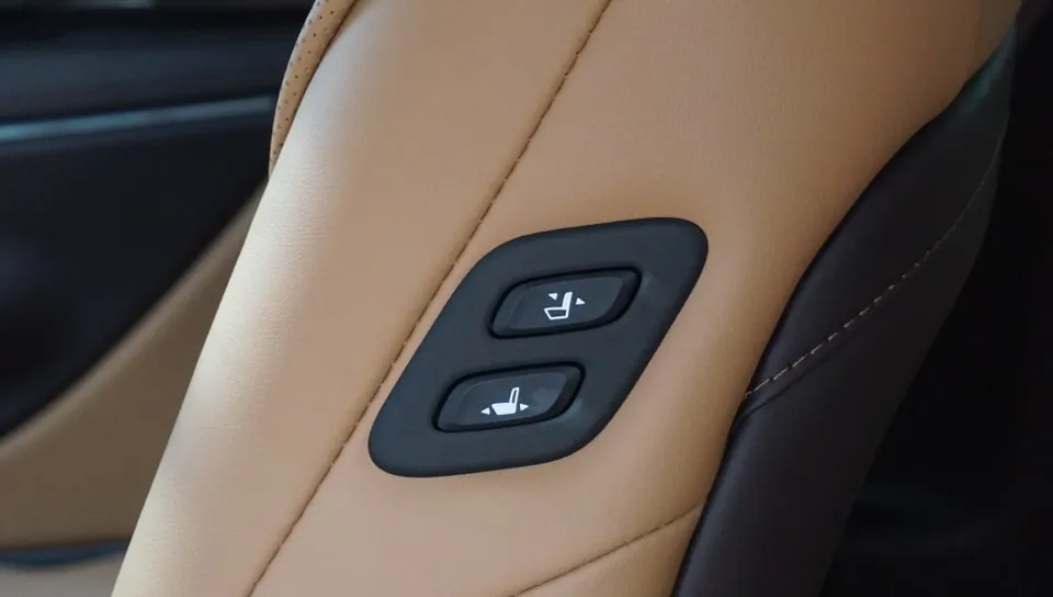 Lexus ES 300h oem options - Lexus ES 300h OEM Options Review: Enhanced Comfort photo 3
