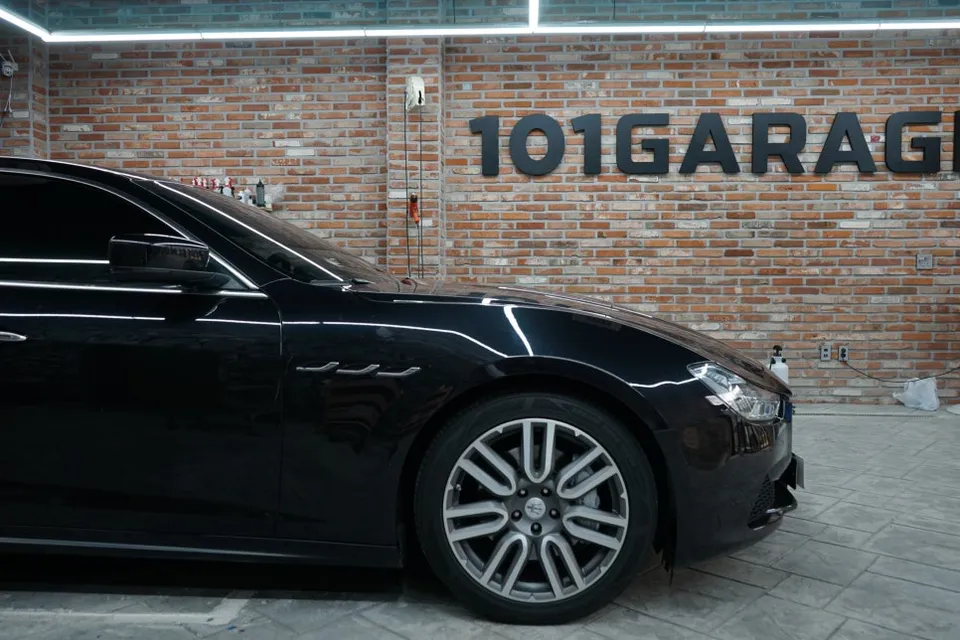 Maserati Ghibli vinyl wrap - Maserati Ghibli Vinyl Wrap Review: Satin White Transformation photo 4