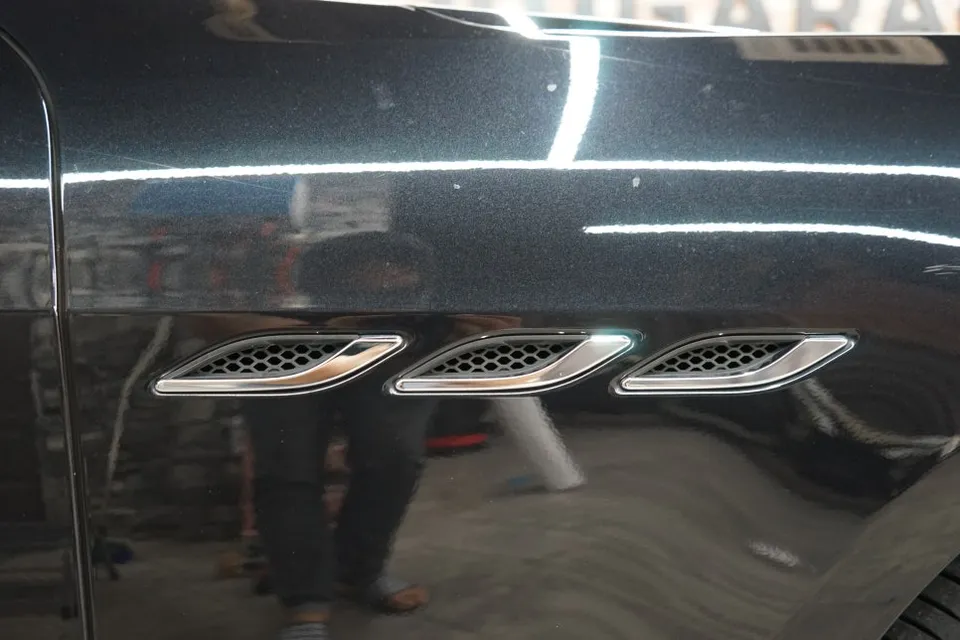 Maserati Ghibli vinyl wrap - Maserati Ghibli Vinyl Wrap Review: Satin White Transformation photo 5