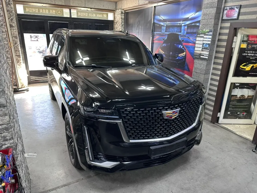 Cadillac Escaladeのカーラッピング事例｜高級感あるデュオトーン 写真