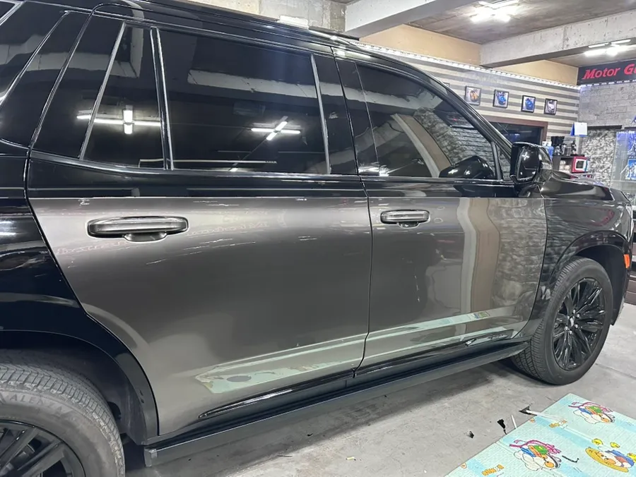 Cadillac Escaladeのカーラッピング事例|高級感あるデュオトーン 施工写真 1-1