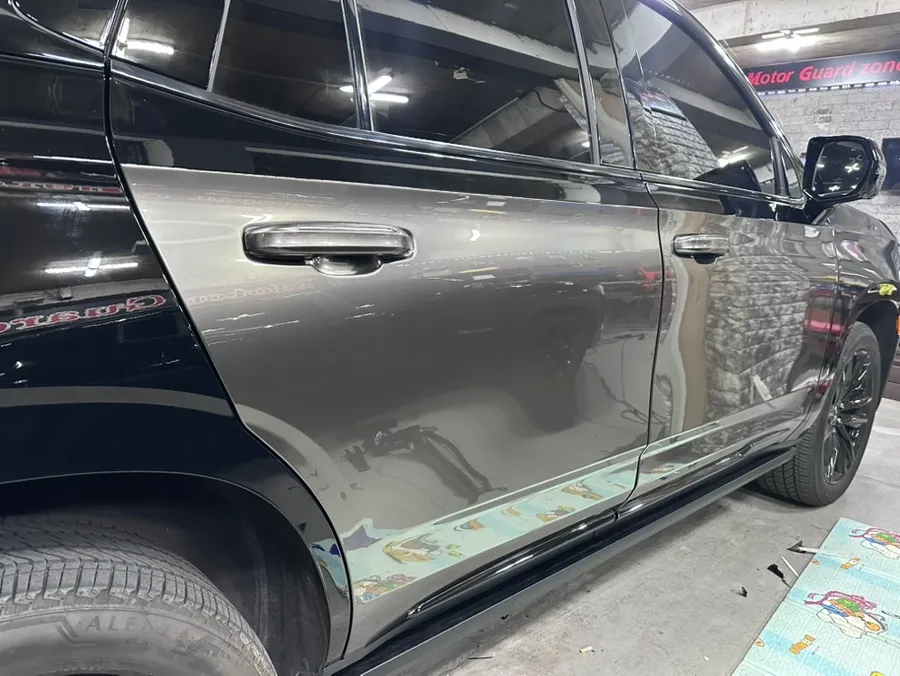 Cadillac Escaladeのカーラッピング事例|高級感あるデュオトーン 施工写真 2-1