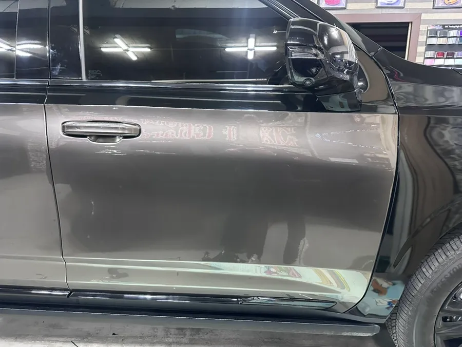 Cadillac Escaladeのカーラッピング事例|高級感あるデュオトーン 施工写真 3-1