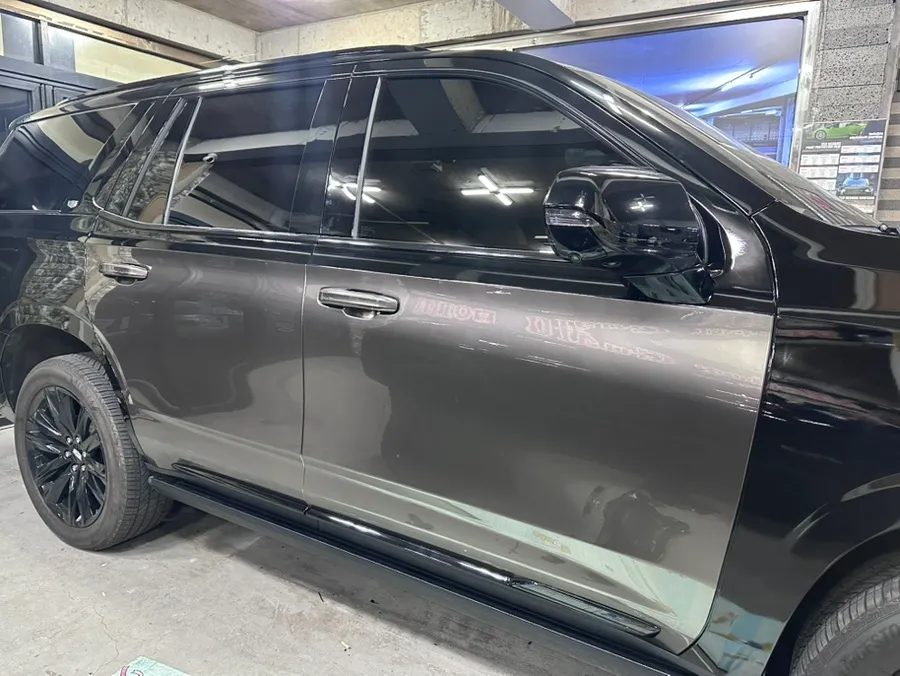 Cadillac Escaladeのカーラッピング事例|高級感あるデュオトーン 施工写真 1-2