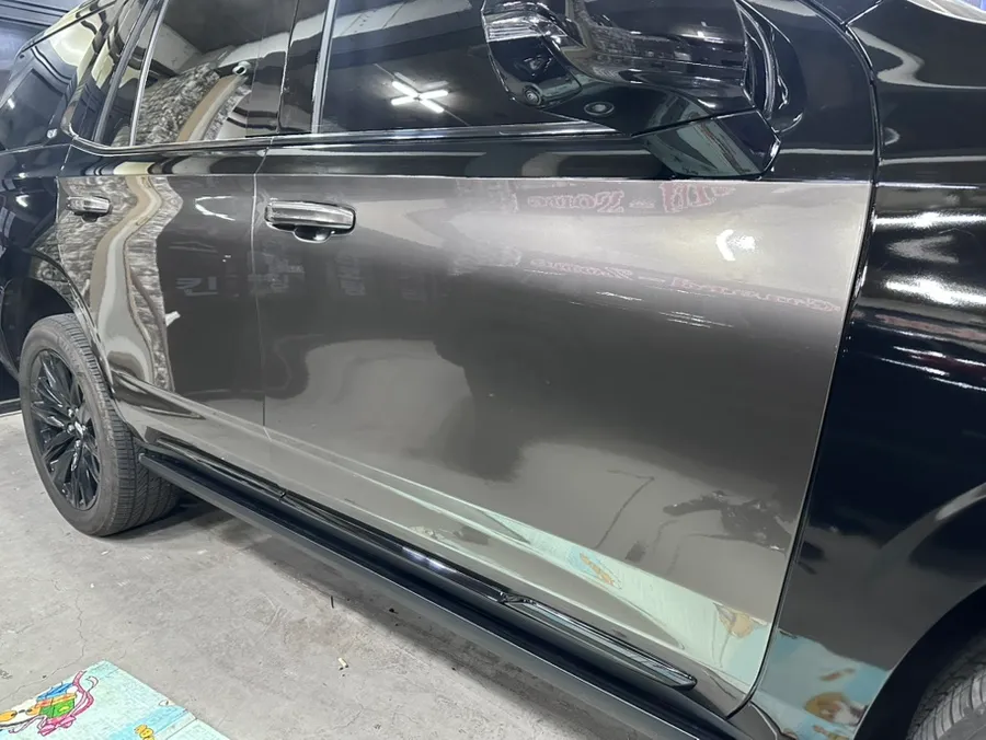 Cadillac Escaladeのカーラッピング事例|高級感あるデュオトーン 施工写真 2-2