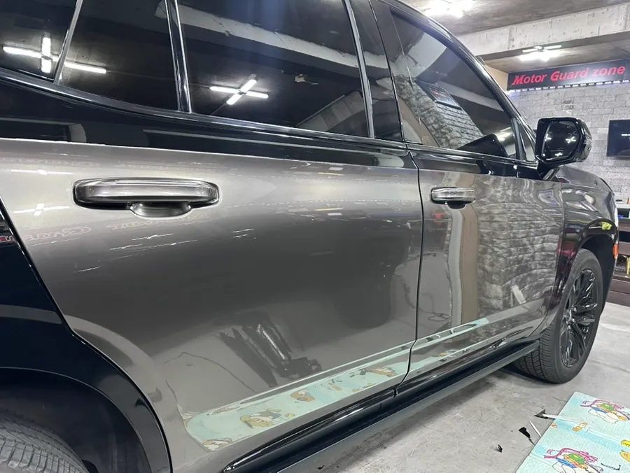 Cadillac Escaladeのカーラッピング事例|高級感あるデュオトーン 施工写真 3-2