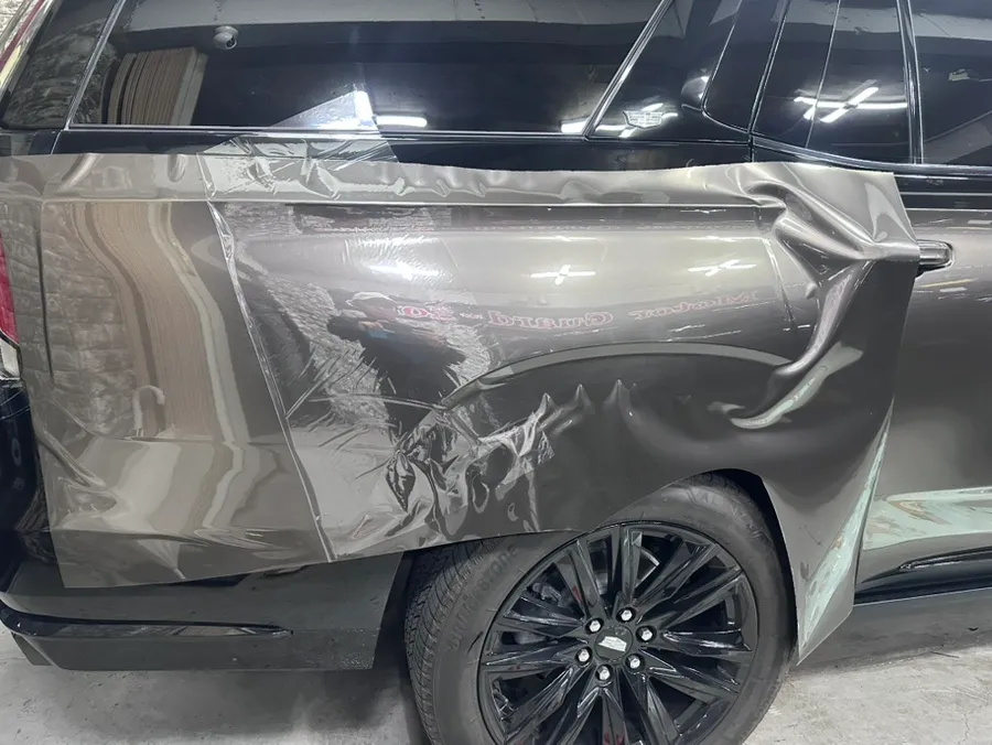 Cadillac Escaladeのカーラッピング事例|高級感あるデュオトーン 施工写真 1-3