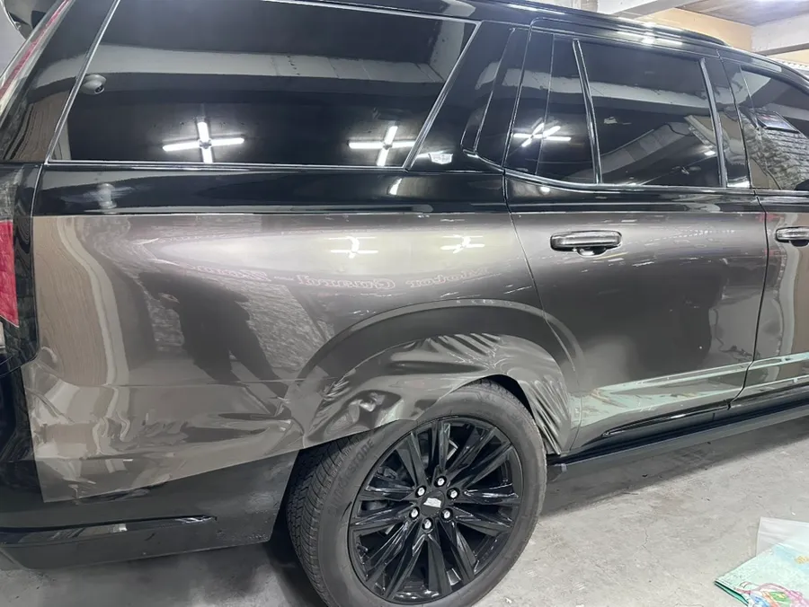 Cadillac Escaladeのカーラッピング事例|高級感あるデュオトーン 施工写真 2-3