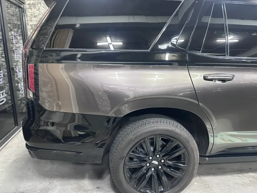 Cadillac Escaladeのカーラッピング事例|高級感あるデュオトーン 施工写真 3-3