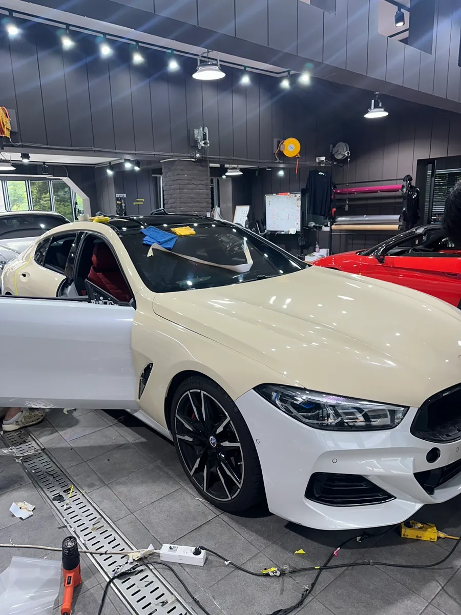 BMW 8 Seriesのカーラッピング事例|ベイズカラーの高級感 施工写真 1-2