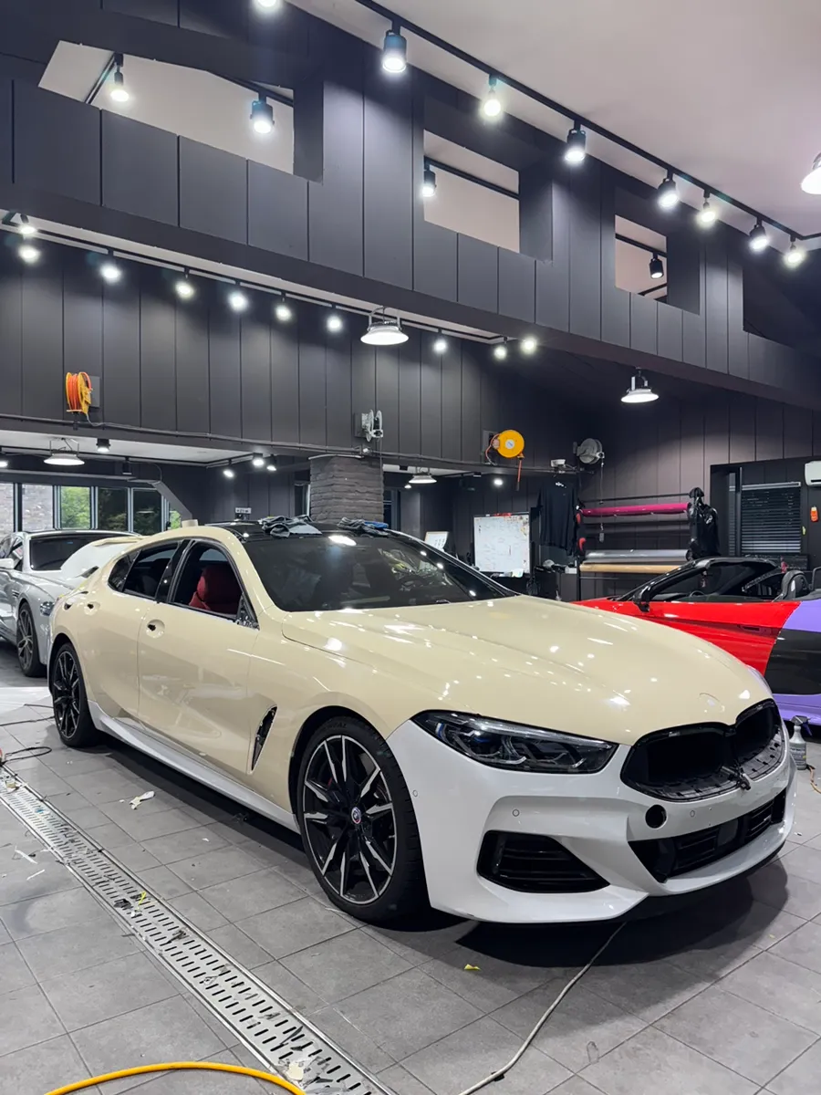 BMW 8 Seriesのカーラッピング事例|ベイズカラーの高級感 施工写真 2-2