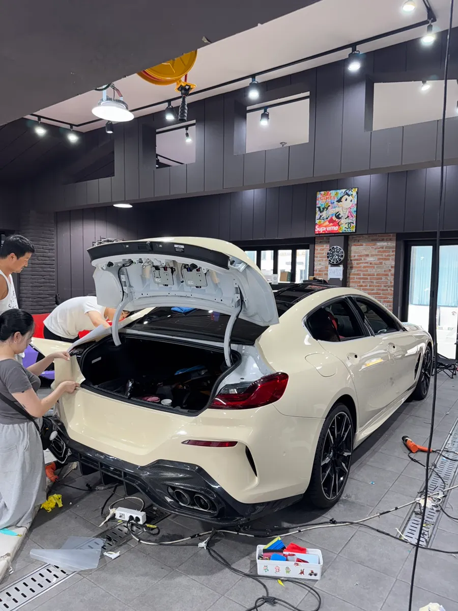 BMW 8 Seriesのカーラッピング事例|ベイズカラーの高級感 施工写真 3-2