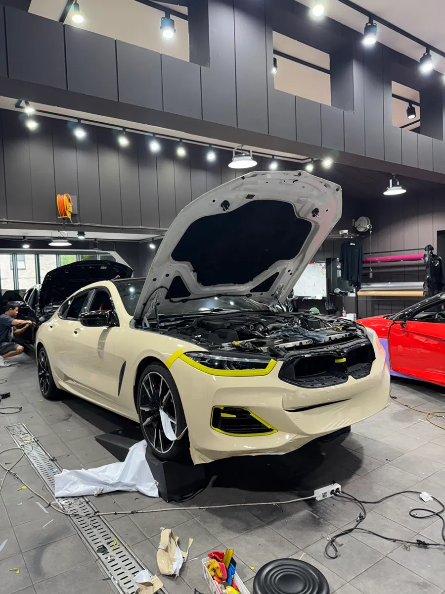 BMW 8 Seriesのカーラッピング事例|ベイズカラーの高級感 施工写真 1-3