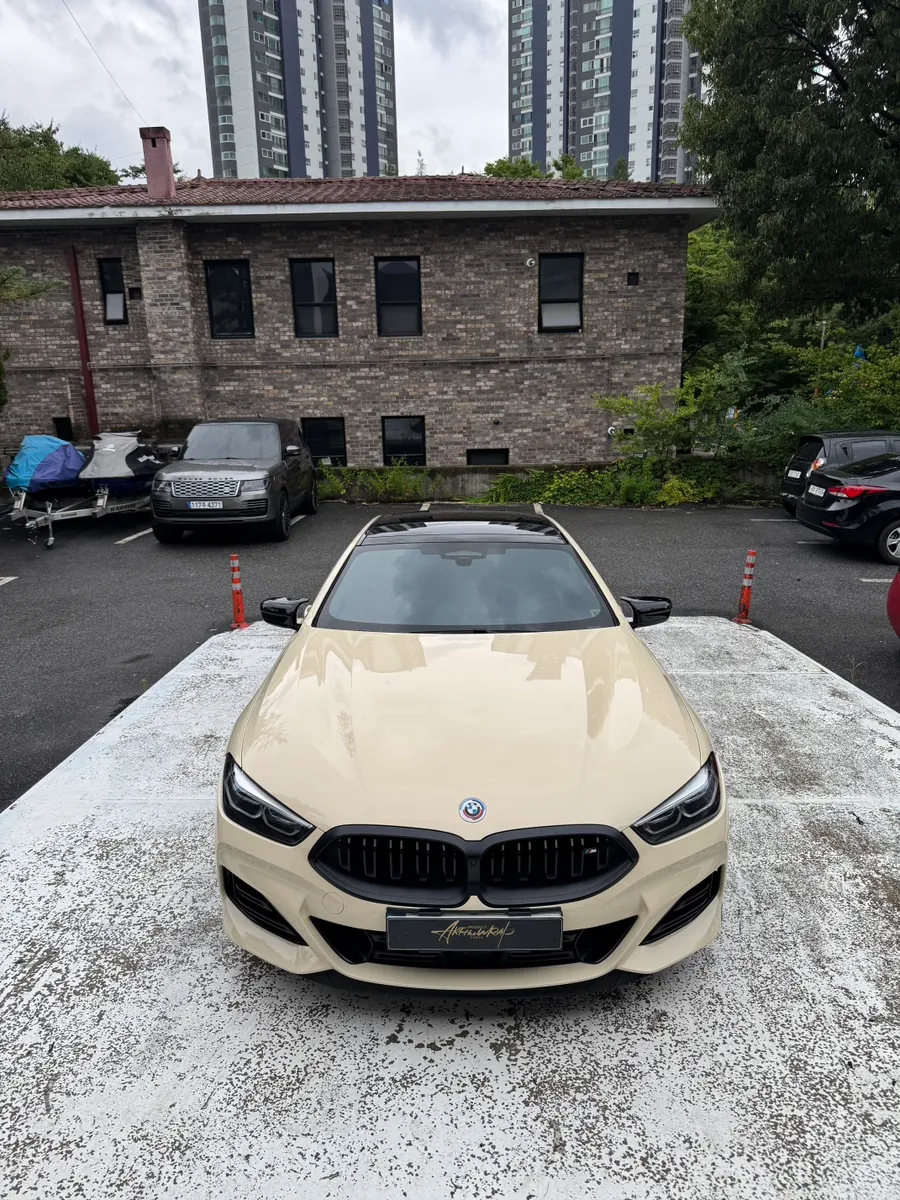 BMW 8 Seriesのカーラッピング事例|ベイズカラーの高級感 施工写真 2-3