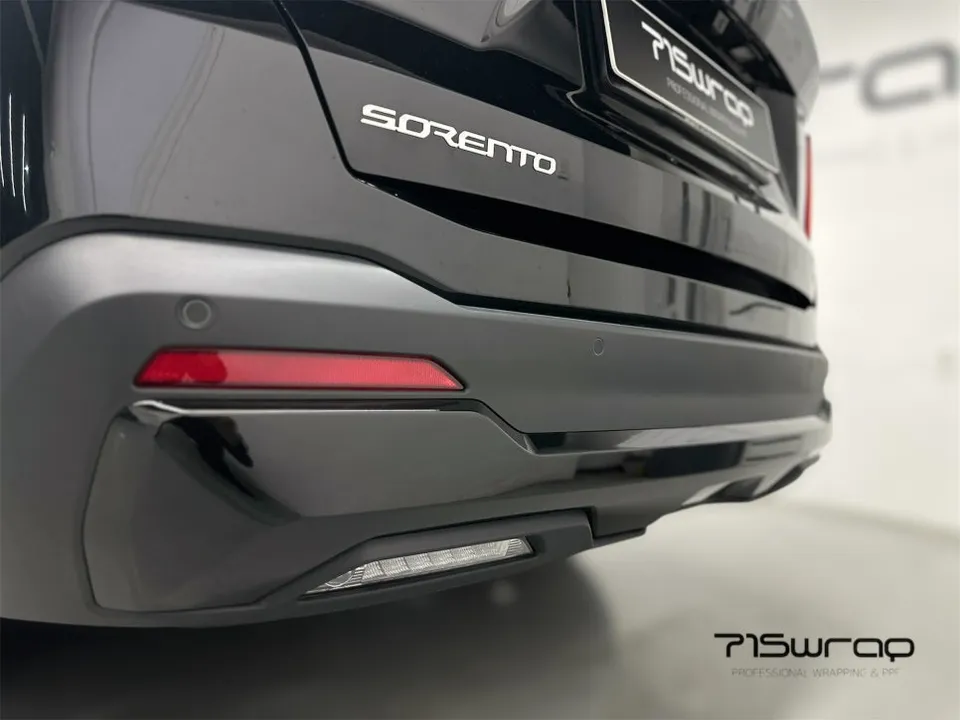 Kia Sorentoのカーラッピング事例｜クローム除去 施工写真 1-3