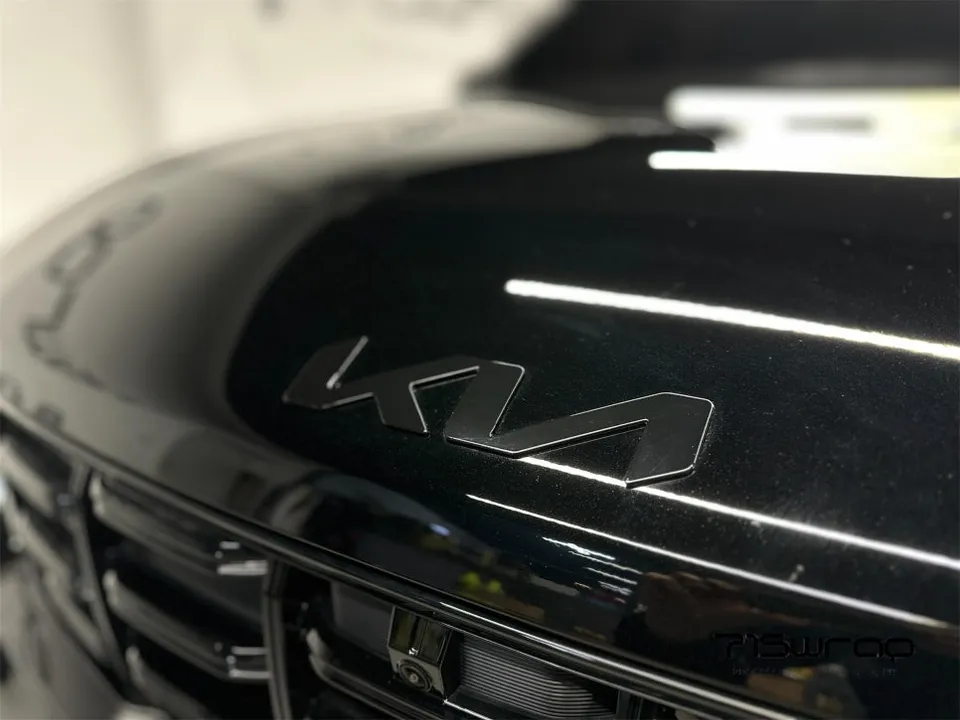 Kia Sorentoのカーラッピング事例｜クローム除去 施工写真 2-3