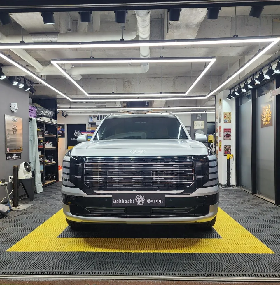 Hyundai Palisadeのカーラッピング事例｜サテンシルバーデュオトーン 施工写真 3