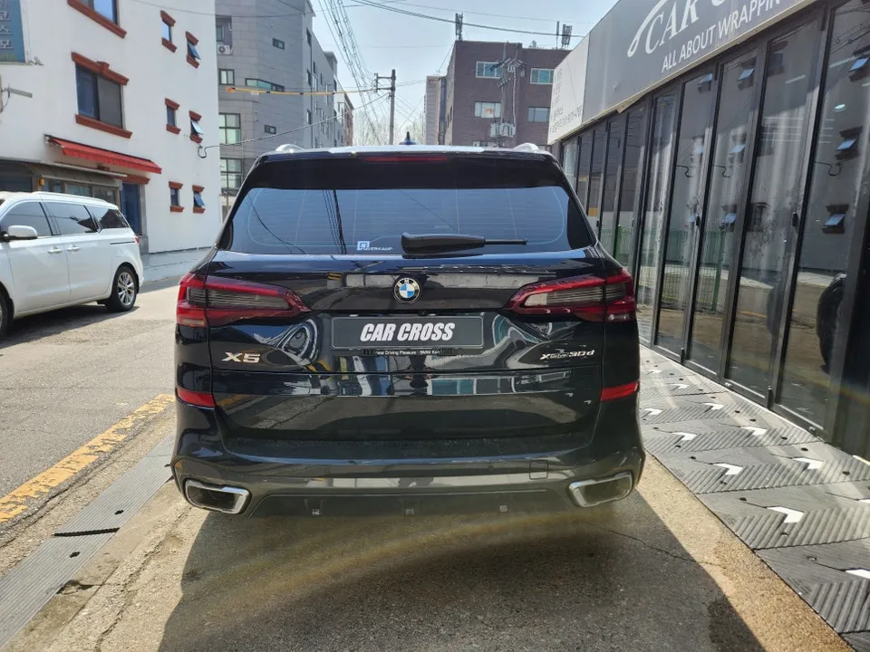 BMW X5 vinyl wrap - BMW X5 Chrome Delete Wrap Review — Cost & Results photo 3
