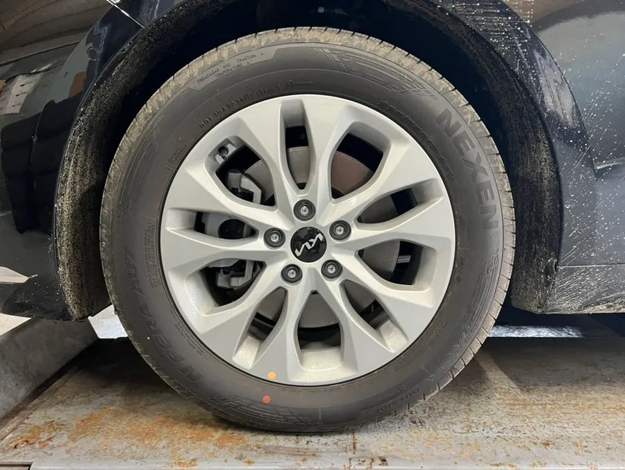 Kia K8 wheel repair - Kia K8 Wheel Painting Review: Black Gloss Transformation photo 4