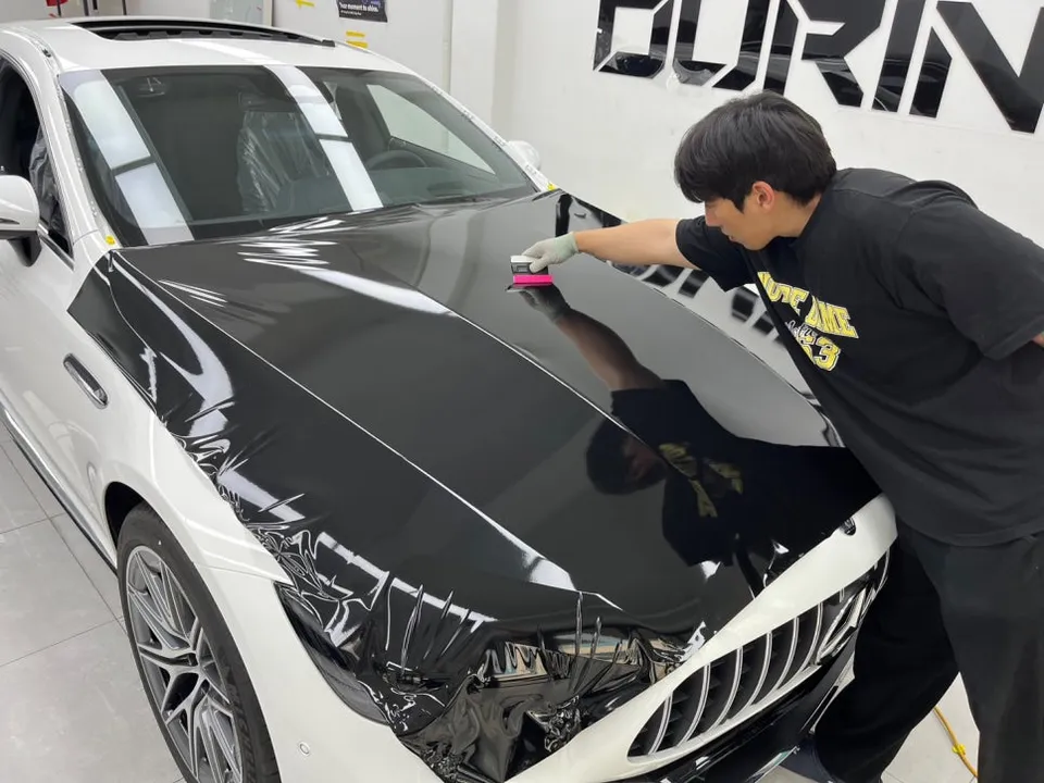 AMG GT 43のカーラッピング事例|オールブラックへの変貌 施工写真 3-2