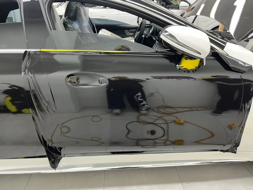 AMG GT 43のカーラッピング事例|オールブラックへの変貌 施工写真 3-3