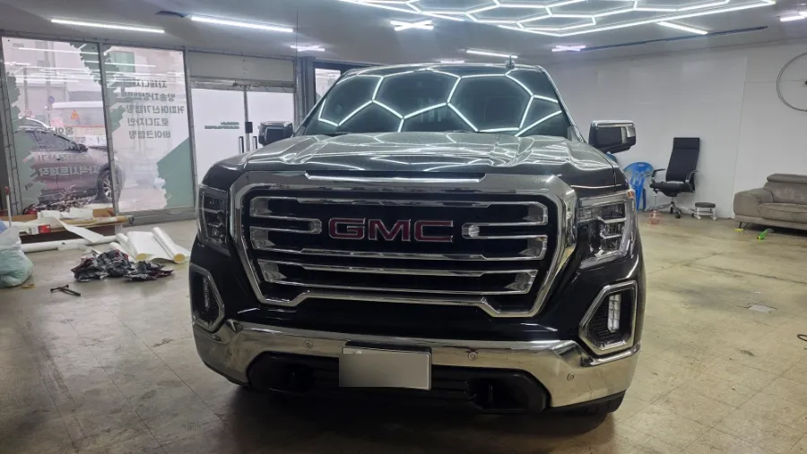 GMC Sierraのカーラッピング事例｜サテンブラックで重厚感アップ 施工写真 1-1