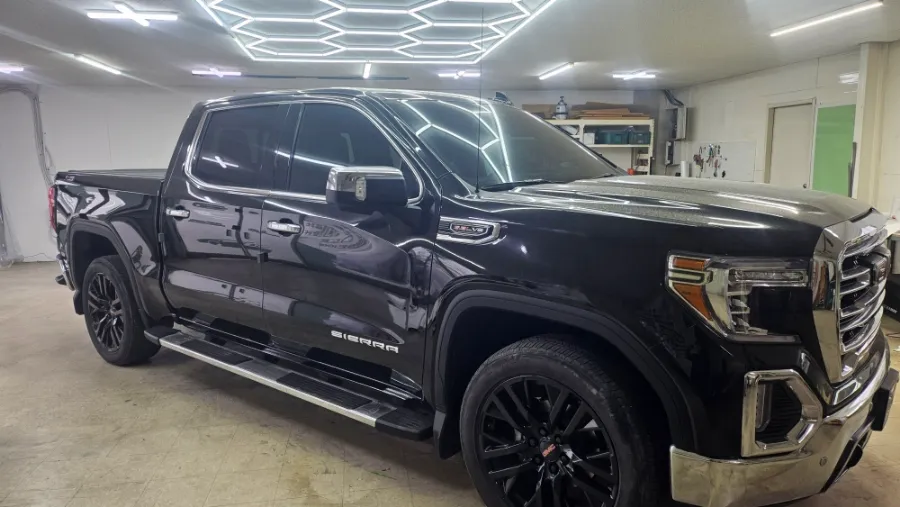 GMC Sierraのカーラッピング事例｜サテンブラックで重厚感アップ 施工写真 2-1