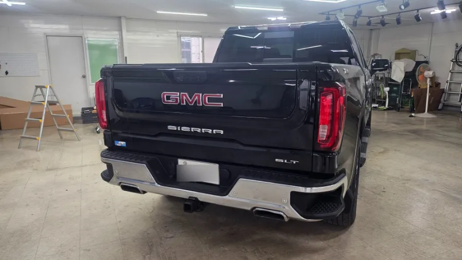 GMC Sierraのカーラッピング事例｜サテンブラックで重厚感アップ 施工写真 3-1