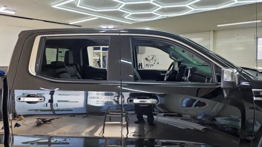 GMC Sierraのカーラッピング事例｜サテンブラックで重厚感アップ 施工写真 1-2