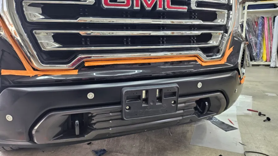 GMC Sierraのカーラッピング事例｜サテンブラックで重厚感アップ 施工写真 2-3