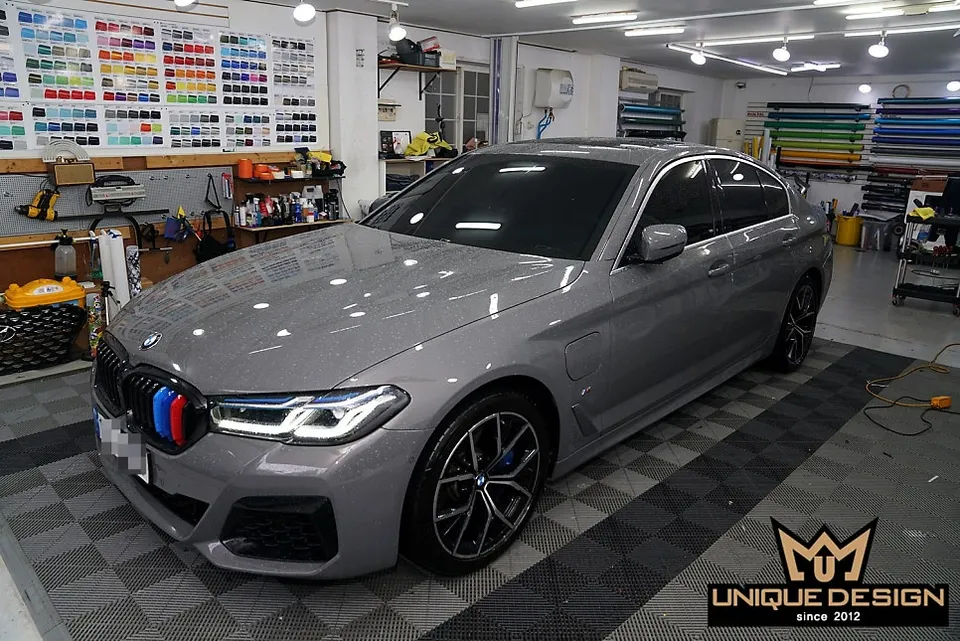 BMW 530E vinyl wrap - BMW 530E Vinyl Wrap Review: Chrome Delete for a Sporty Look photo 3