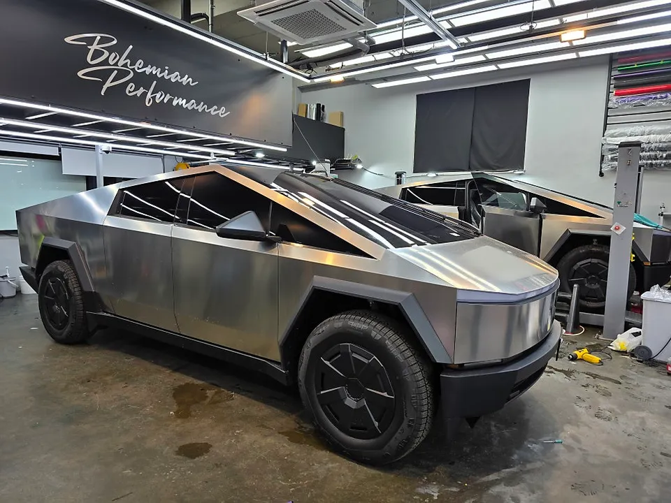 Tesla CybertruckのPPF施工事例|無光フィルムで質感を向上 施工写真 1-2