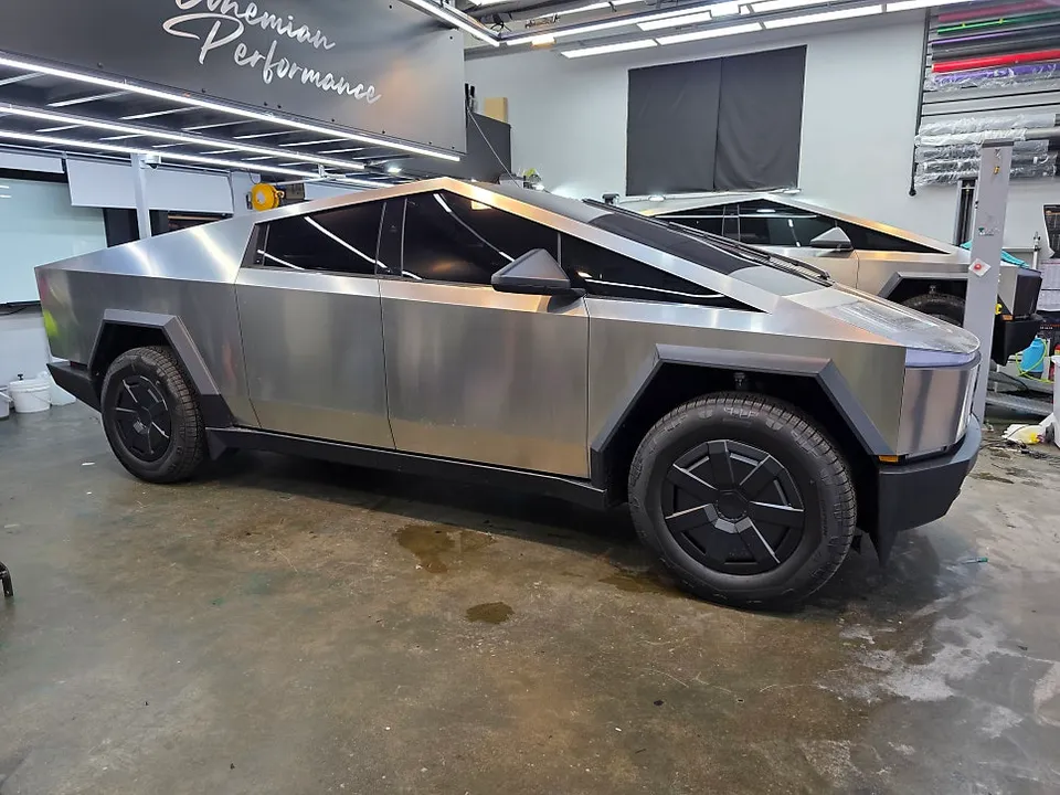 Tesla CybertruckのPPF施工事例|無光フィルムで質感を向上 施工写真 1-3