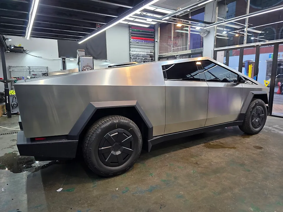 Tesla CybertruckのPPF施工事例|無光フィルムで質感を向上 施工写真 2-3
